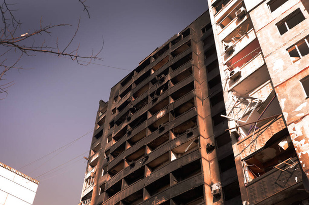 Zničená výšková budova s lidmi v Charkově po ostřelování ruských vojáků. Válka Ruska proti Ukrajině. - Fotografie, Obrázek
