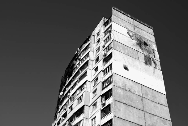 A destroyed high-rise building of people in Kharkov after the shelling of Russian troops. Black and white photo of the war. Copyspase. - Фото, изображение
