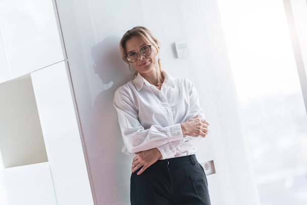 Portrait of confident beautiful business woman working in modern IT office - Fotó, kép