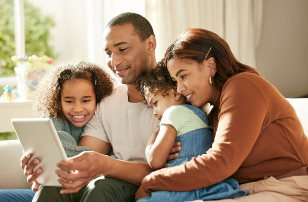 Rodina má přednost. Snímek mladé rodiny s použitím digitálního tabletu doma. - Fotografie, Obrázek