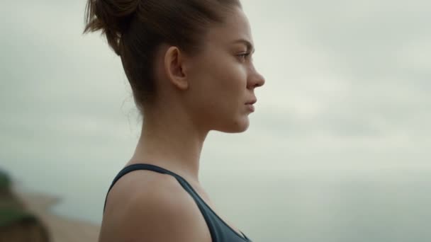 Sportswoman looking ahead standing beach closeup. Girl making breathing exercise - Video, Çekim