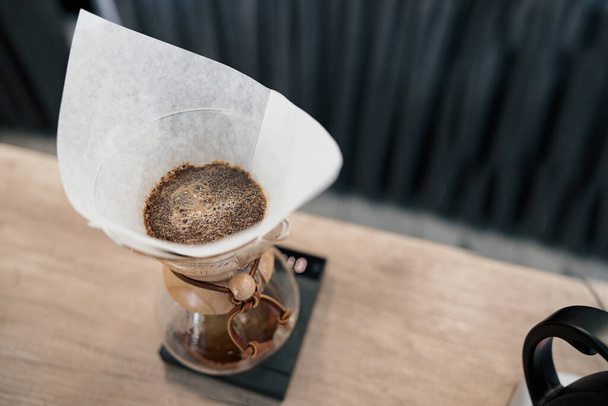 Cerveza alternativa de café en filtro de papel de cerca
 - Foto, imagen