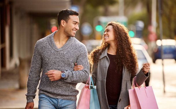 I just love shopping with you. Cropped shot of an affectionate young couple enjoying a shopping spree in the city. - Foto, Imagen