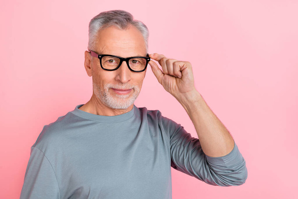 Photo of funny confident man pensioner dressed grey shirt arm glasses empty space isolated pink color background - Фото, изображение