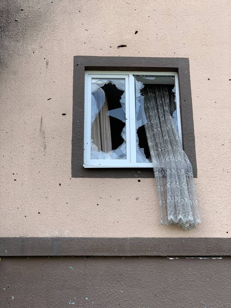 Betört ablak a házban a tüzérségi lövöldözés után. Betört ablakok a robbanástól. Oroszország háborúja Ukrajnában, Irpen-Bucha, 2022. április 28. - Fotó, kép