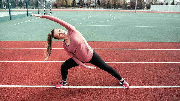 Schwangerschaftstraining. Schwangere trainieren Yoga-Sport. Pränatale gesunde Fitness Aktiv-Fitness-Studio draußen. Pränatale Übungen - Foto, Bild