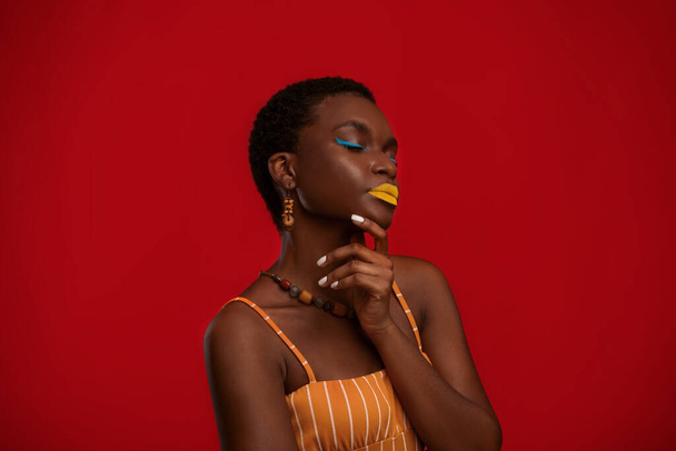Closeup portrait of attractive bright black woman, copy space - Foto, imagen