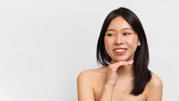 Szépség portré fiatal ázsiai nő pózol a kamera - Fotó, kép