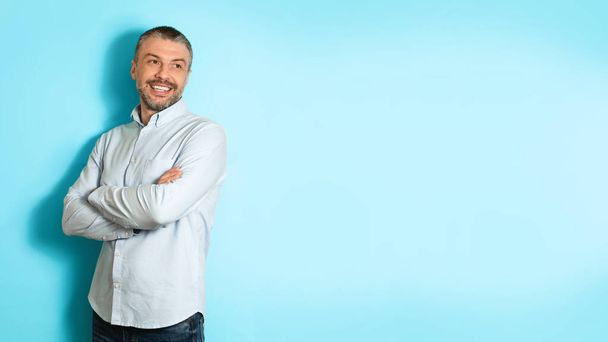 Middle Aged Man Posing Looking Aside Over Blue Background, Panorama - Foto, Bild