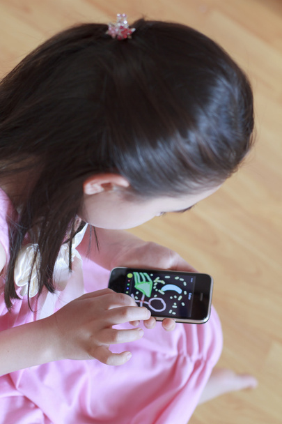 kislány rajz a modern érintőképernyős telefon - Fotó, kép