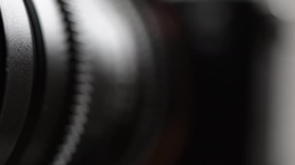 Κοντινό πλάνο του φακού της κάμερας με λεπίδες διαφραγμάτων. Λάμψη σε οπτικά γυαλιά φακού - Πλάνα, βίντεο