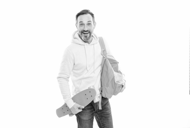 heureux homme mature hipster à capuche avec sac à dos et penny conseil isolé sur blanc, planche à roulettes. - Photo, image