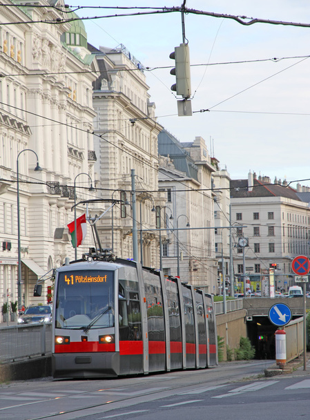 赤いトラムは、ヨーロッパの都市のための乗客を運ぶ - 写真・画像