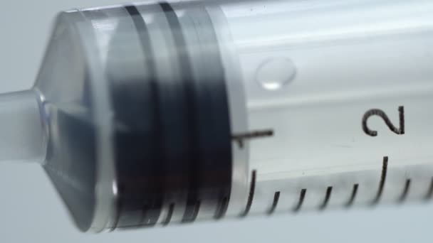 Extrémní detailní záběr plnicí stříkačky s tekutými léky. 4k - Záběry, video