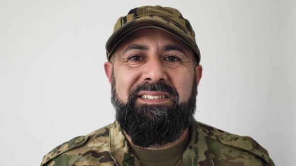 Ευτυχισμένος στρατιωτικός που χαμογελάει στην κάμερα  - Πλάνα, βίντεο