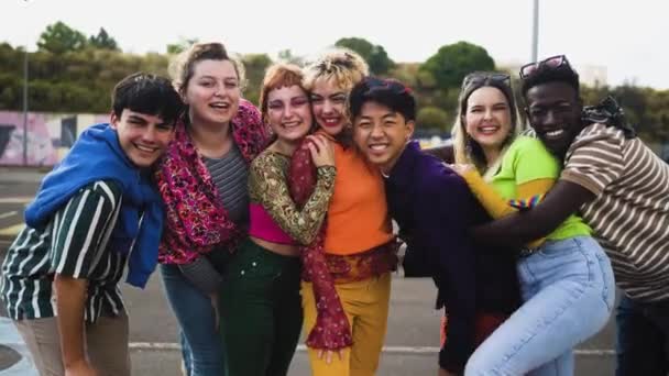 Onnellinen nuori monipuolinen ystäviä hauskaa hengailla yhdessä - Nuoret tuhatvuotinen sukupolvi käsite  - Materiaali, video