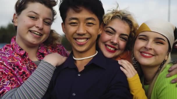 Щасливі молоді різноманітні друзі розважаються разом - концепція тисячоліття молоді
  - Кадри, відео