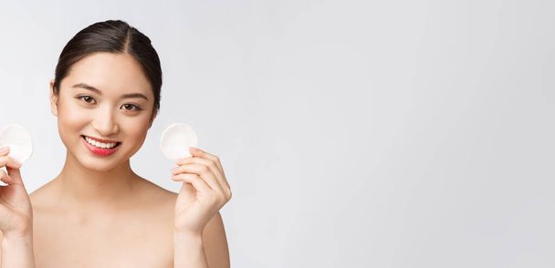 Hautpflege Frau entfernt Gesicht Make-up mit Wattestäbchen Pad - Hautpflege-Konzept. Gesichtsaufnahme von wunderschönem Mixed Race Model mit perfekter Haut. - Foto, Bild
