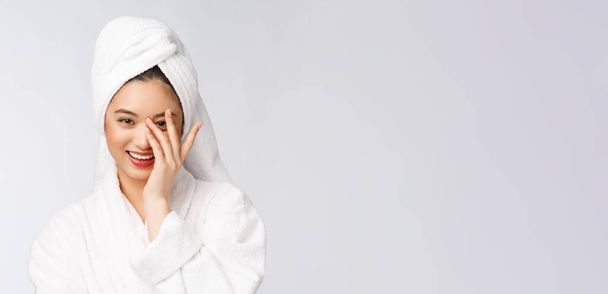 Spa belleza cuidado de la piel Mujer asiática secado cabello con toalla en la cabeza después del tratamiento de la ducha. Hermosa chica joven multirracial tocando la piel suave
 - Foto, imagen