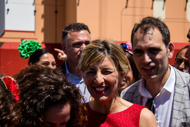 Σεβίλλη, Ισπανία - 05 Μαΐου 2022 Yolanda Diaz, Υπουργός Εργασίας, περπατώντας μέσα από τα κλίτη της Feria de Sevilla, Αυτή η γιορτή είναι πίσω μετά από δύο χρόνια απουσίας λόγω μιας επιδημίας του covid - Φωτογραφία, εικόνα