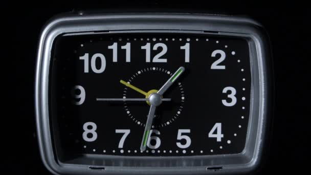 Таблиця годинників на чорному фоні
 - Кадри, відео