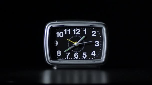 Alarm saati siyah arkaplanda çalışıyor - Video, Çekim