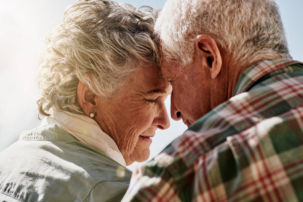 Estar contigo es un regalo. Toma de una feliz pareja de ancianos pasando tiempo juntos al aire libre. - Foto, Imagen
