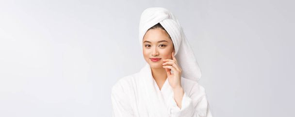 Сексуальна красуня Азіатська жінка висушує волосся з рушником на голові після очищення душі. Прекрасна багаторасова дівчина торкається м "якої шкіри.. - Фото, зображення