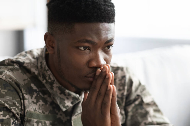 Στοχαστικός μαύρος στρατιωτικός που κοιτάζει το χώρο των αντιγράφων - Φωτογραφία, εικόνα