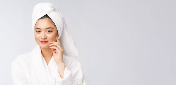 Spa ομορφιά της επιδερμίδας Ασιατική γυναίκα ξήρανση των μαλλιών με πετσέτα στο κεφάλι μετά τη θεραπεία ντους. Όμορφη πολυφυλετική νεαρή κοπέλα αγγίζει μαλακό δέρμα. - Φωτογραφία, εικόνα
