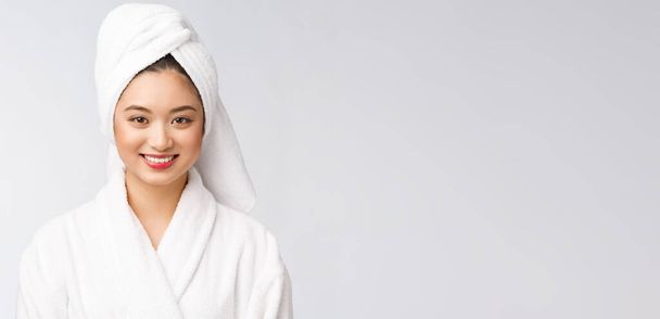 Spa belleza cuidado de la piel Mujer asiática secado cabello con toalla en la cabeza después del tratamiento de la ducha. Hermosa chica joven multirracial tocando la piel suave
. - Foto, imagen