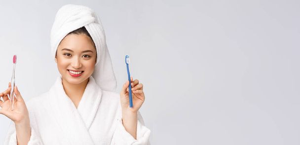 Gülümsemek kadın fırça diş kapatın. Sağlık diş bakımı kavramı, büyük beyaz arka plan üzerinde izole. Asya. - Fotoğraf, Görsel