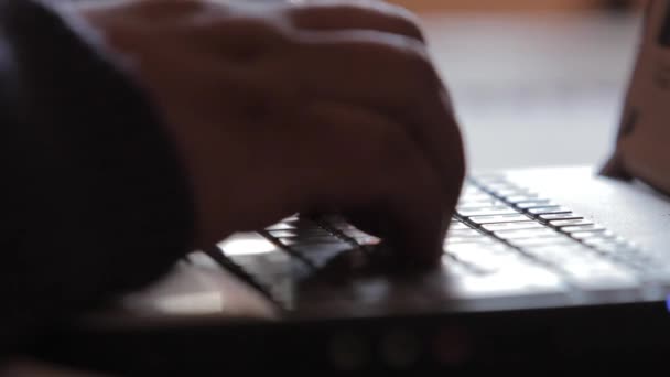 Hands of a Woman Using a Netbook Computer at Home. Close Up.  - Filmagem, Vídeo