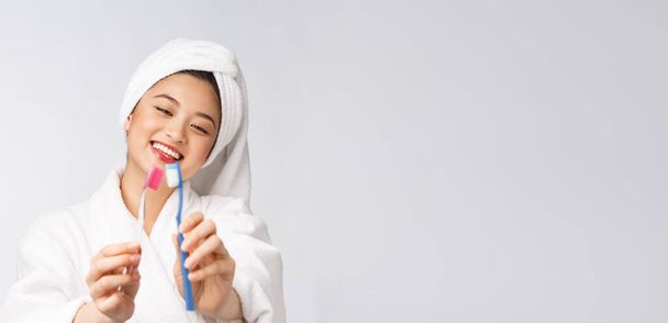Primer plano de la sonrisa mujer cepillarse los dientes. ideal para el concepto de cuidado dental de la salud, aislado sobre fondo blanco. asiático
. - Foto, imagen