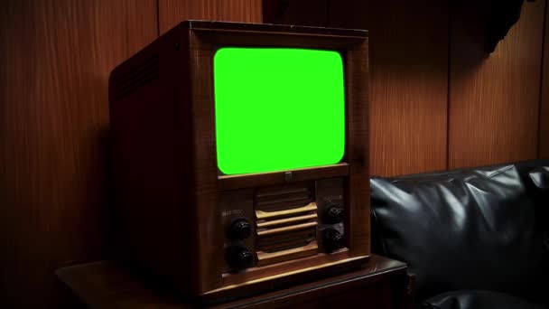 Televisor de los años 50 con pantalla verde. Primer plano. Acércate. Resolución 4K. - Metraje, vídeo