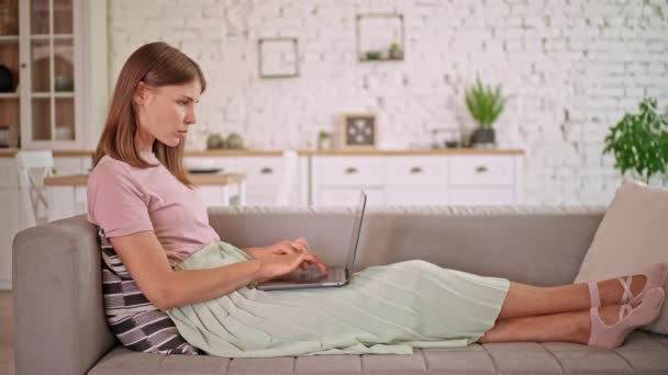 θηλυκό πληκτρολόγηση στο φορητό υπολογιστή στο σπίτι - Πλάνα, βίντεο
