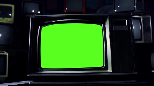Stacked Vintage Television mit Green Screen. Dolly Out. Sie können den grünen Bildschirm durch das gewünschte Filmmaterial oder Bild ersetzen. Sie können dies mit dem Keying-Effekt in After Effects oder jeder anderen Videobearbeitungssoftware tun (siehe Tutorials auf YouTube). 4K. - Filmmaterial, Video