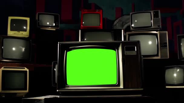 Apilado Vintage Televisión con pantalla verde. Dolly In. Puede reemplazar la pantalla verde con las imágenes o imágenes que desee. Puedes hacerlo con efecto Keying en After Effects o cualquier otro software de edición de vídeo (consulta los tutoriales en YouTube). 4K. - Metraje, vídeo