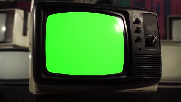 Vintage Analog TV mit Green Screen. Nahaufnahme. Dolly Shot. Sie können den grünen Bildschirm durch das gewünschte Filmmaterial oder Bild ersetzen. Sie können dies mit dem Keying-Effekt in After Effects oder jeder anderen Videobearbeitungssoftware tun (siehe Tutorials auf YouTube). 4K. - Filmmaterial, Video