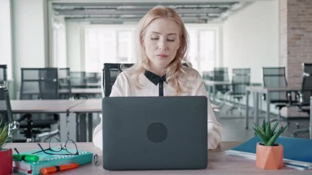 overworked businesswoman at workplace - Felvétel, videó