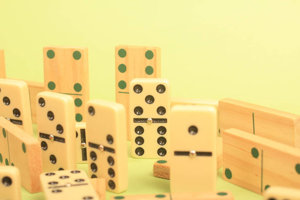 Tahta arka planda domino figürleri ve zarlar - Fotoğraf, Görsel