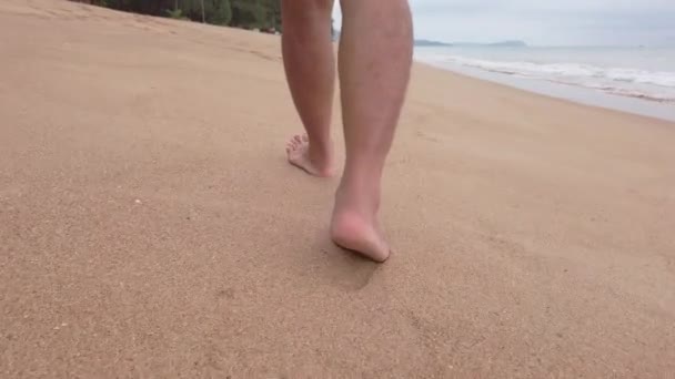 POV miehen kävely Paljain jaloin valkoisella hiekkarannalla kesälomalla - Materiaali, video