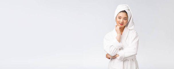 Spa skincare beleza mulher asiática secagem cabelo com toalha na cabeça após o tratamento do chuveiro. Bela menina multirracial tocando pele macia
 - Foto, Imagem