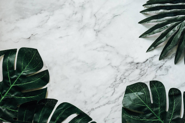 Creative nature layout made of tropical leaves and flowers. Flat lay. Summer concept. - Foto, afbeelding