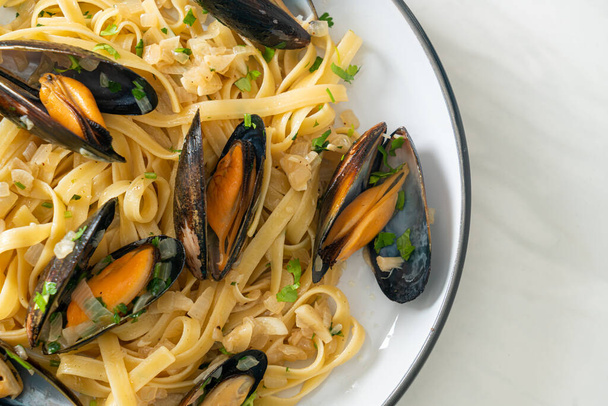 linguine spaghetti pasta vongole white wine sauce - Italian seafood pasta with clams and mussels - Foto, afbeelding