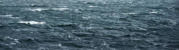 Textura de la superficie del agua marina. tormenta. Olas, salpicaduras de agua. Imagen panorámica, recursos gráficos. Naturaleza, conceptos medioambientales - Foto, Imagen