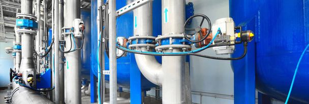 Gran tratamiento de agua industrial y sala de calderas. Tubos metálicos de acero brillante y bombas y válvulas azules. - Foto, Imagen