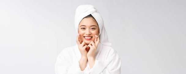Spa ihonhoito kauneus Aasian nainen kuivaus hiukset pyyhe pään suihkun jälkeen. Kaunis monirotuinen nuori tyttö koskettaa pehmeää ihoa
 - Valokuva, kuva