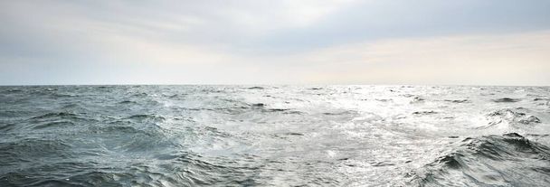 Перед грозою над відкритим Балтійським морем здіймаються хмари. Шведське драматичне небо, епічне море. Вид з яхти. Плавання в негоду - Фото, зображення