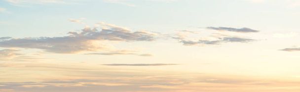 Чисте блакитне небо з сяючими круглими і кумульськими хмарами після шторму на заході сонця. Драматичний пейзаж. Концептуальне мистецтво, метеорологія, рай, надія, мир, графічні ресурси, мальовничі панорамні пейзажі
 - Фото, зображення